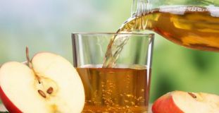 Verre de jus de pomme en train d'être servi