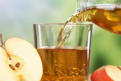 Verre de jus de pomme en train d'être servi